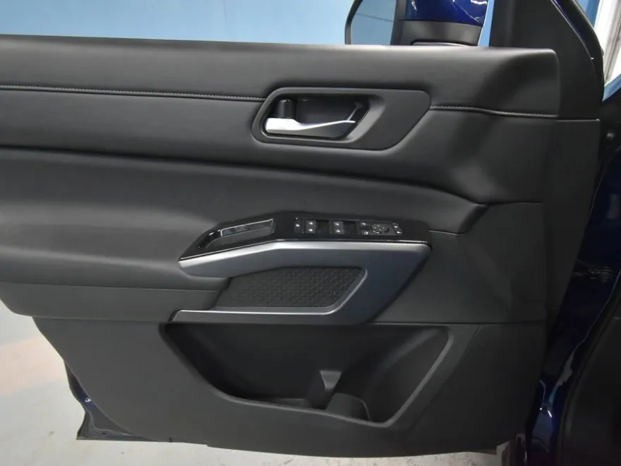 2024 Nissan Pathfinder SL photo 1