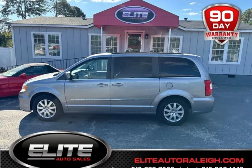 2016 Chrysler Town & Country Touring photo 1