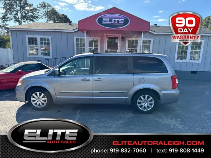 2016 Chrysler Town & Country Touring photo 1