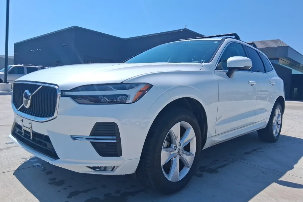 2022 Volvo XC60 B5 Momentum photo 1