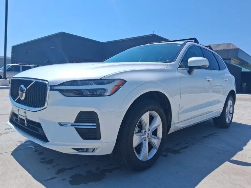 2022 Volvo XC60 B5 Momentum photo 1