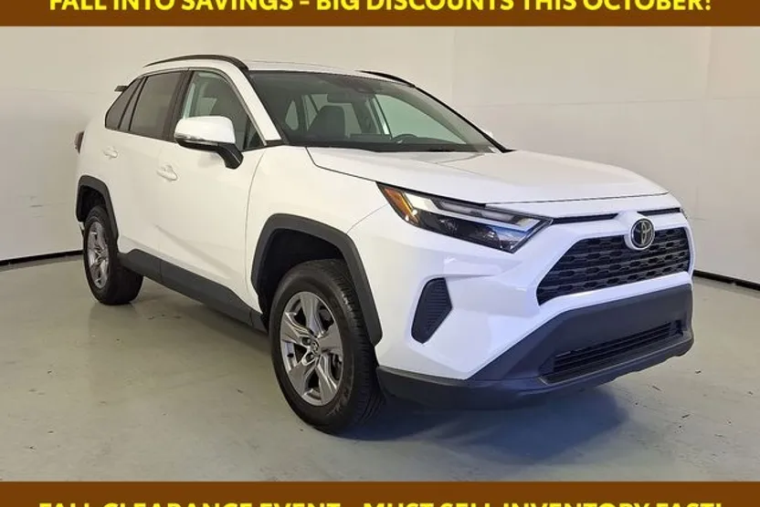 2023 Toyota RAV4 XLE photo 1