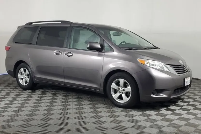2015 Toyota Sienna LE photo 1