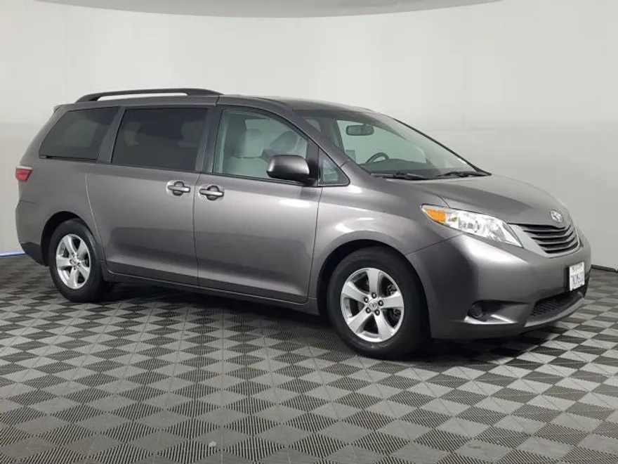 2015 Toyota Sienna LE photo 1