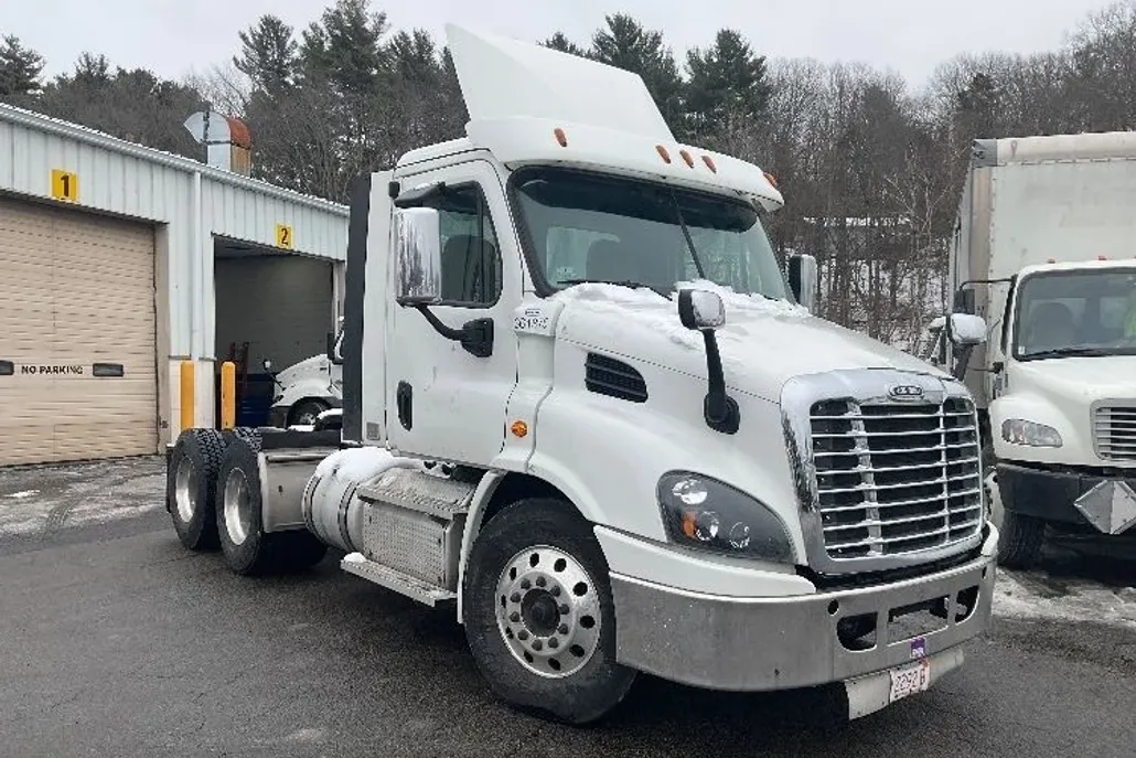 2020 Freightliner Cascadia 113" sleeper cab photo 1