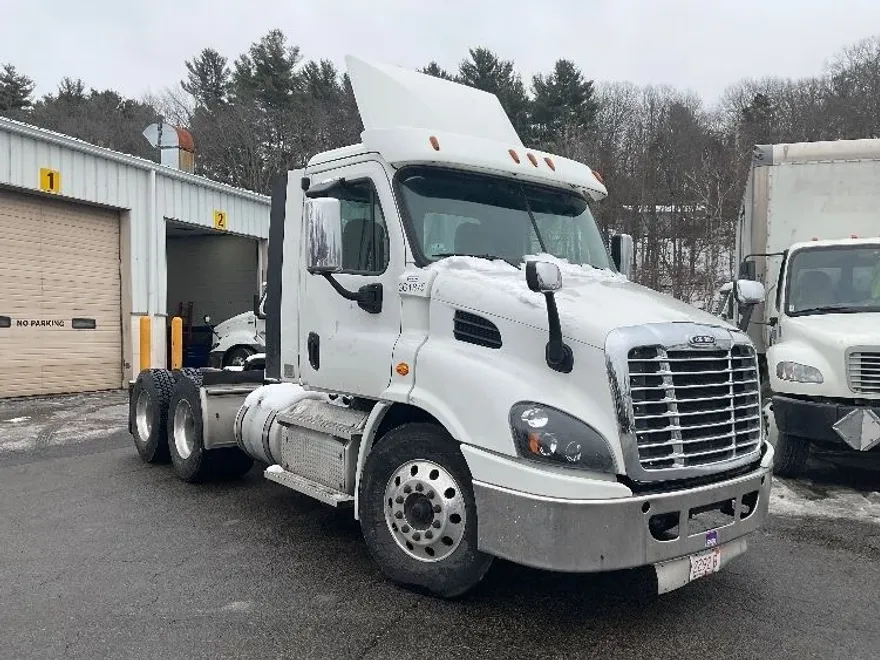 2020 Freightliner Cascadia 113" sleeper cab photo 1