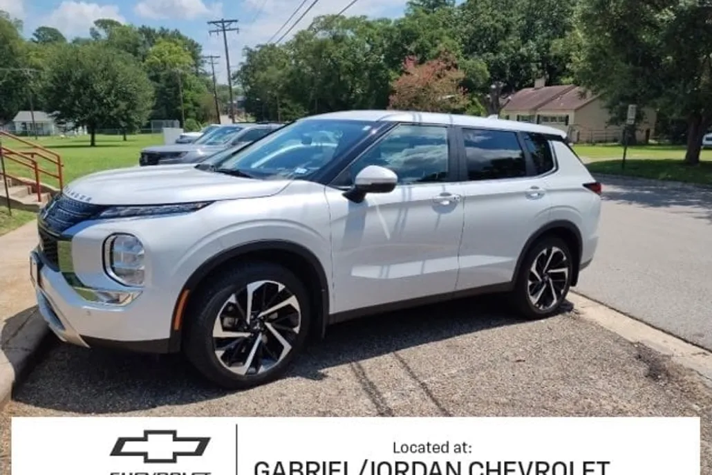 2023 Mitsubishi Outlander SE photo 1