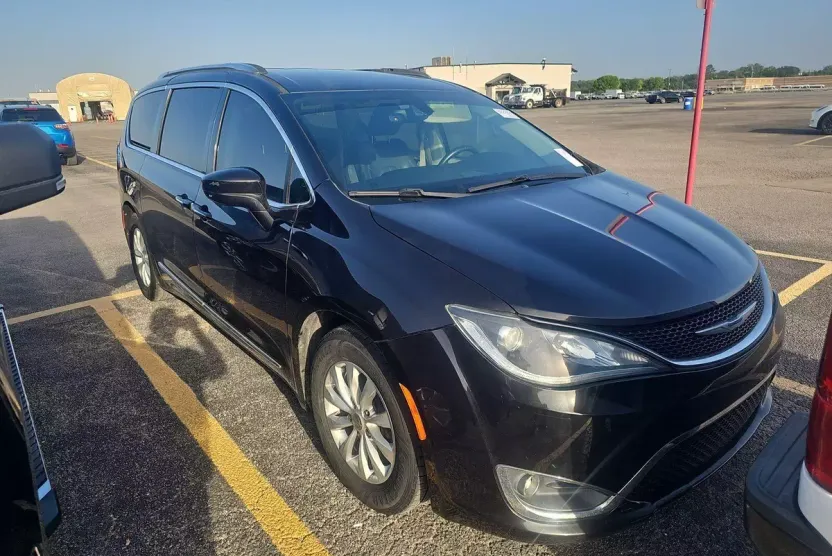 2018 Chrysler Pacifica Touring Plus photo 1