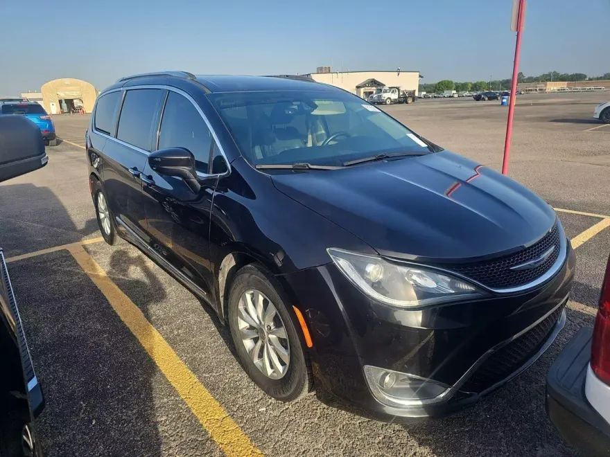 2018 Chrysler Pacifica Touring Plus photo 1