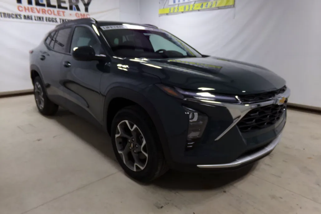 2025 Chevrolet Trax LT photo 1