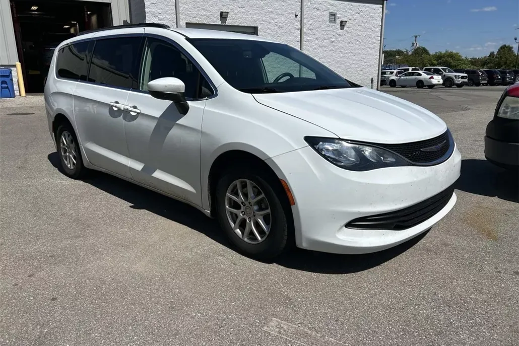 2020 Chrysler Voyager LXi photo 1