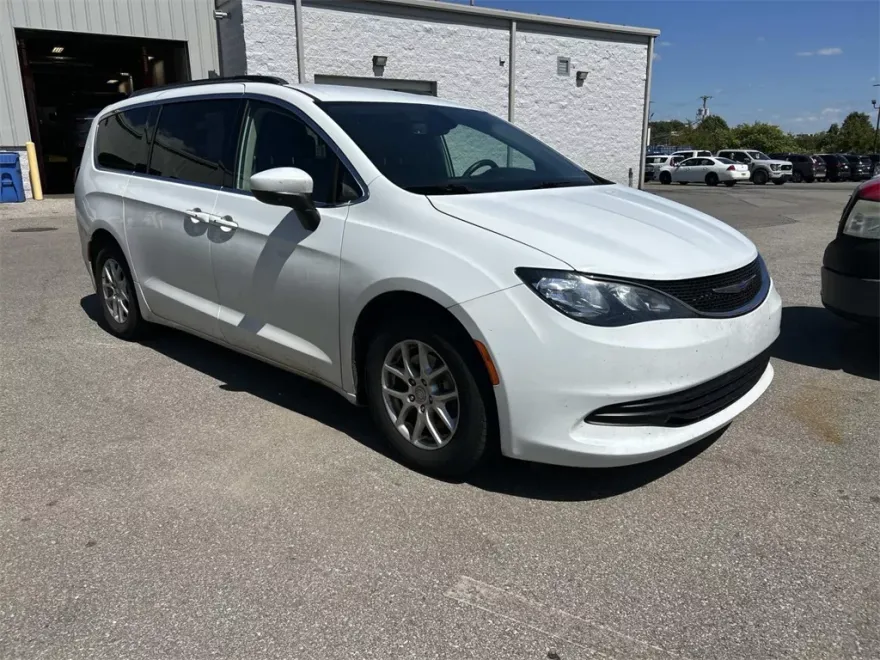 2020 Chrysler Voyager LXi photo 1