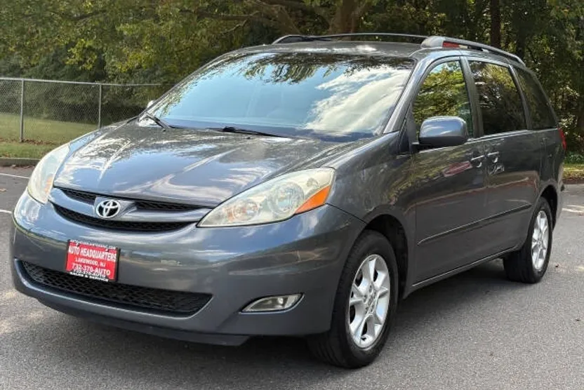 2006 Toyota Sienna XLE photo 1