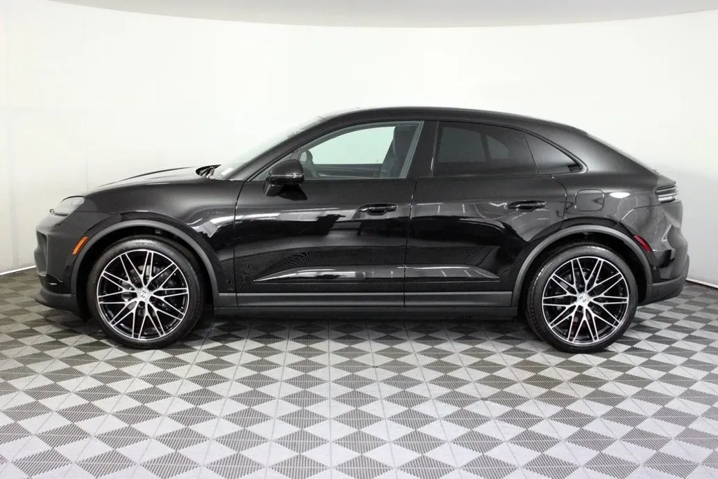 2025 Porsche Macan 4 Electric photo 1