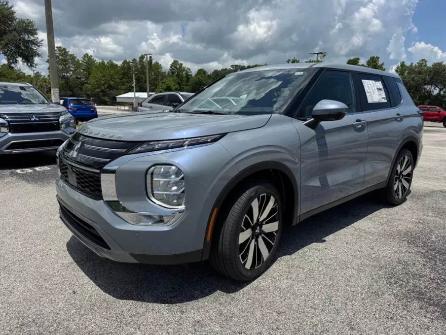 2025 Mitsubishi Outlander SE photo 1