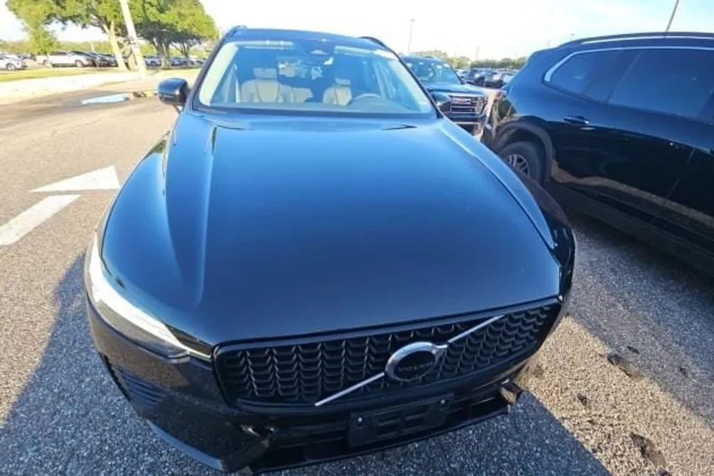 2025 Volvo XC60 B5 Plus photo 1