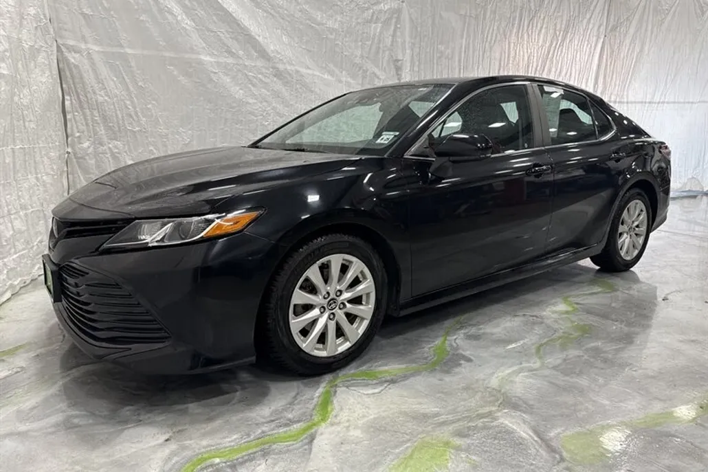 2020 Toyota Camry LE photo 1