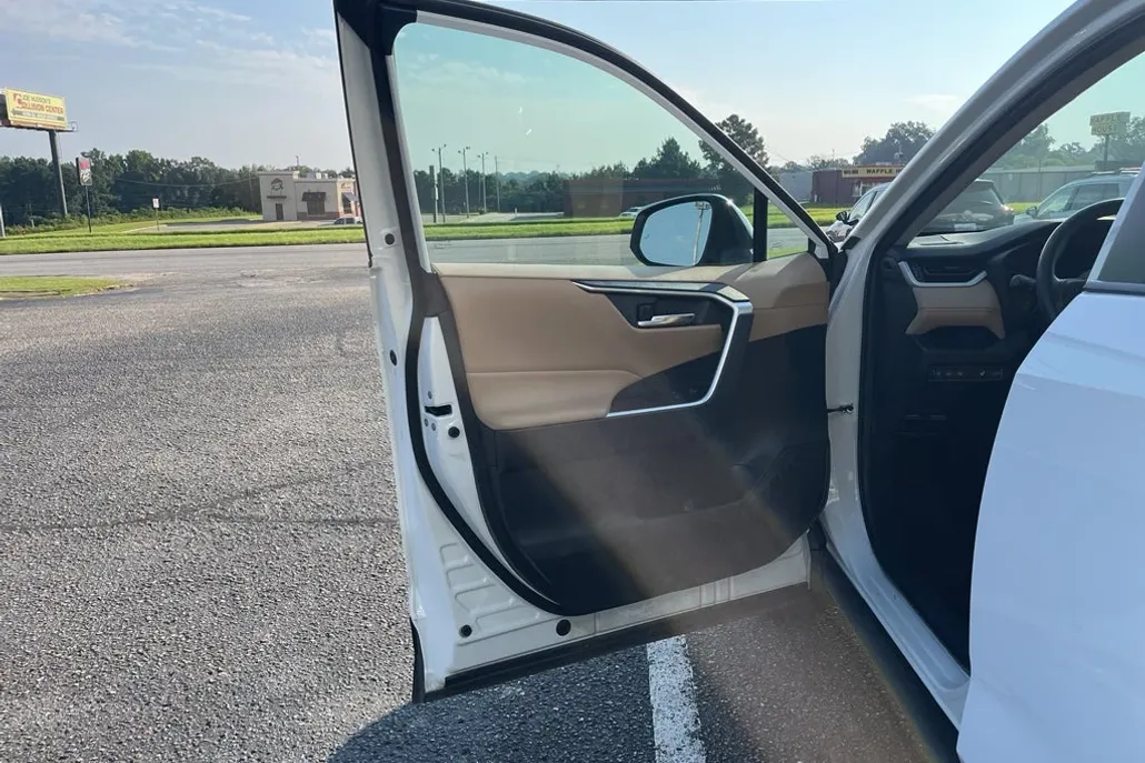2022 Toyota RAV4 XLE photo 1