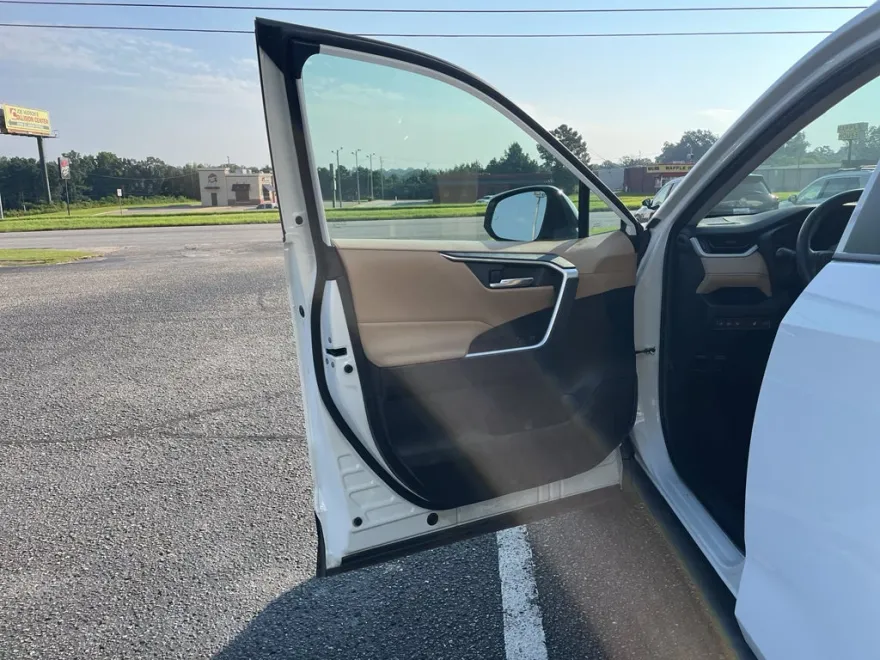 2022 Toyota RAV4 XLE photo 1