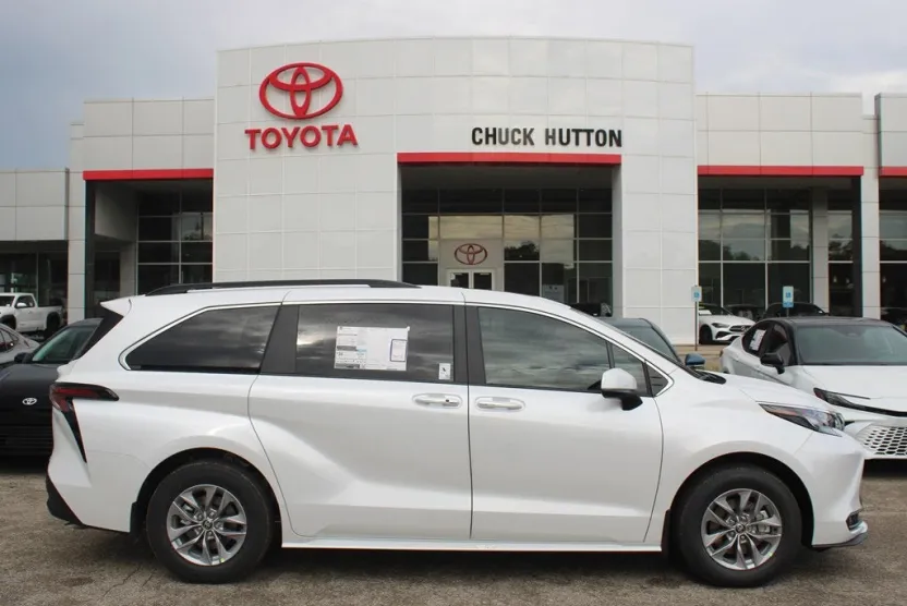2025 Toyota Sienna XLE photo 1