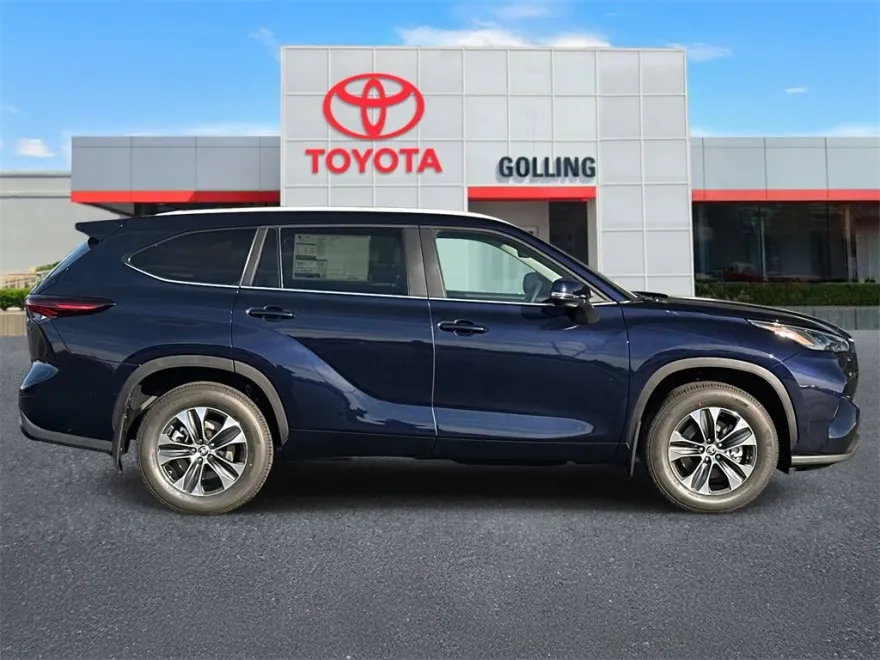 2025 Toyota Highlander XLE photo 1