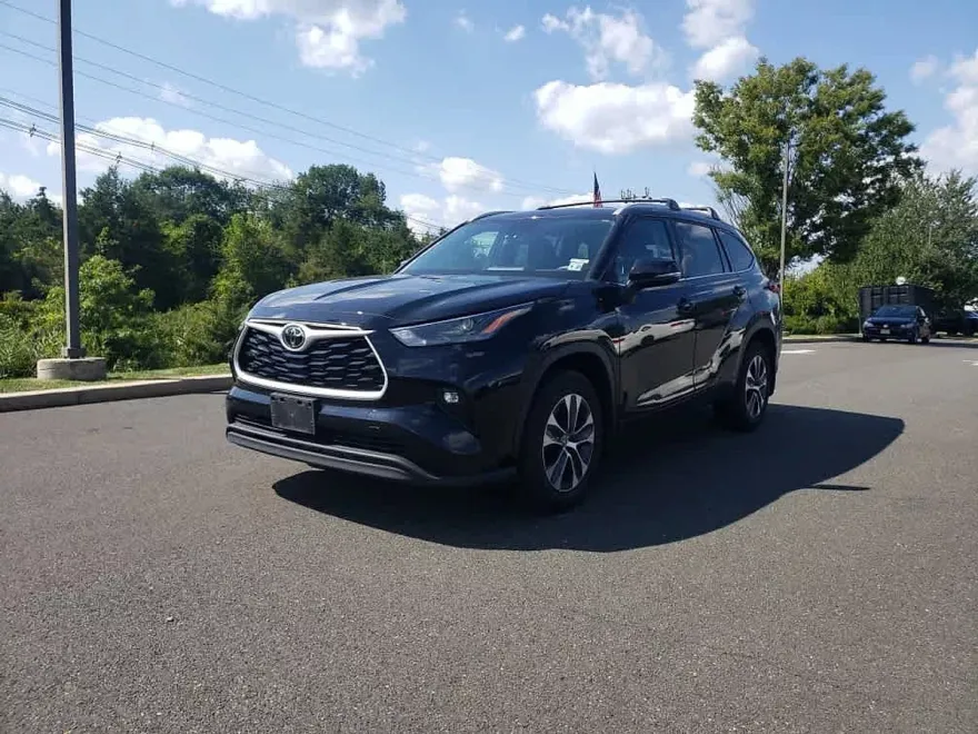 2022 Toyota Highlander XLE photo 1