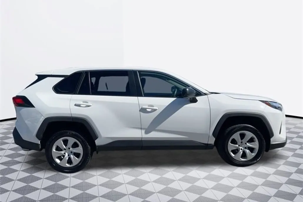 2024 Toyota RAV4 LE photo 1