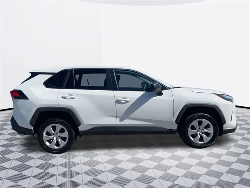2024 Toyota RAV4 LE photo 1