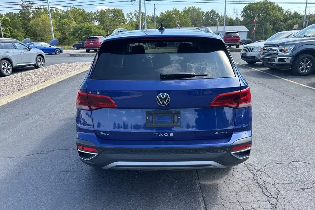 2022 Volkswagen Taos SEL photo 1
