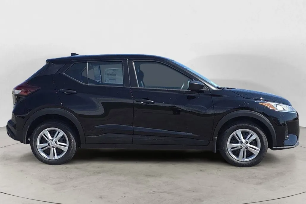 2025 Nissan Kicks Play S photo 1