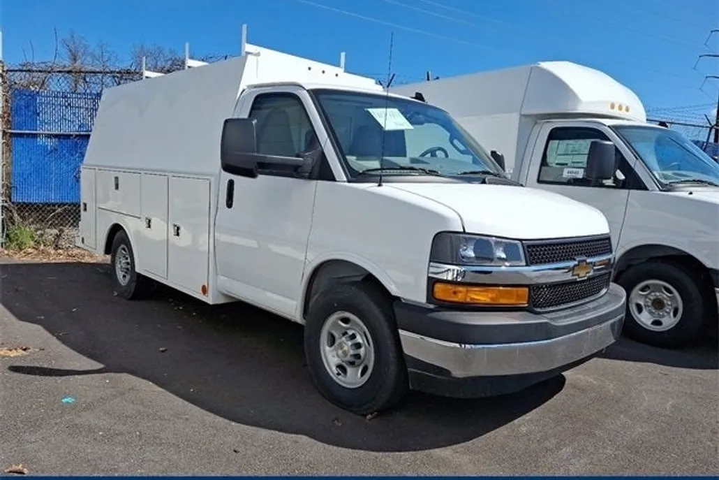 2024 Chevrolet Express Cutaway 3500 photo 1