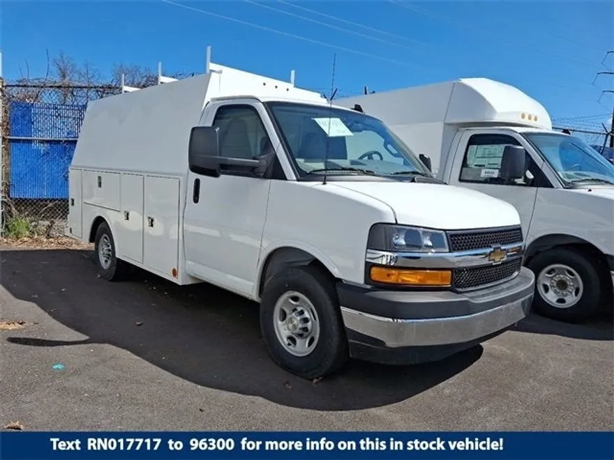 2024 Chevrolet Express Cutaway 3500 photo 1