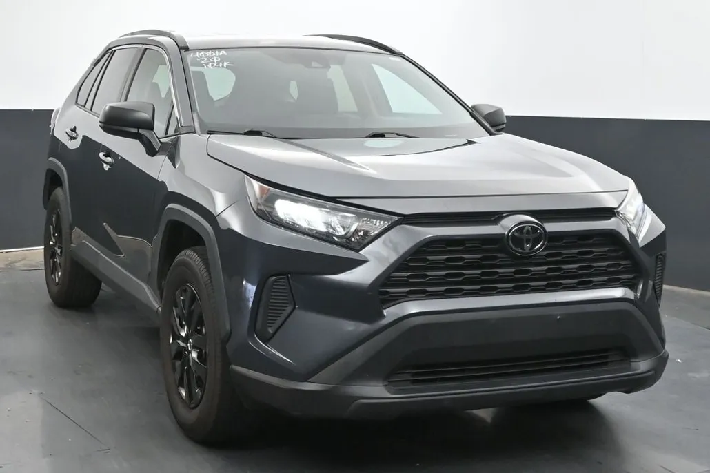 2020 Toyota RAV4 LE photo 1