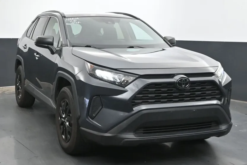 2020 Toyota RAV4 LE photo 1