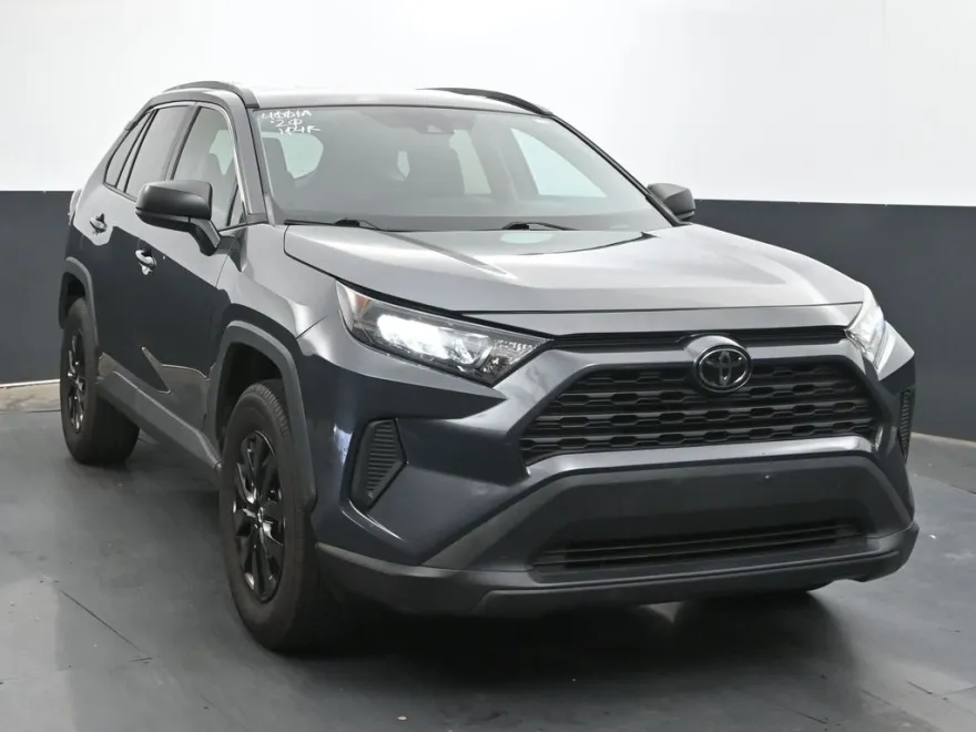 2020 Toyota RAV4 LE photo 1