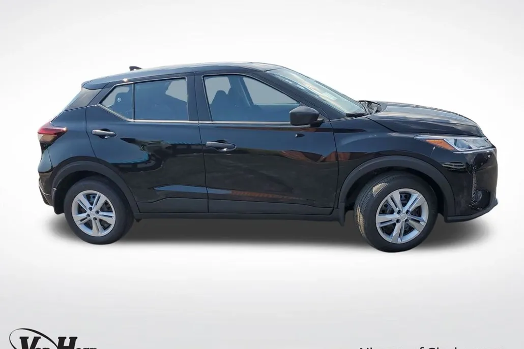 2025 Nissan Kicks Play S photo 1