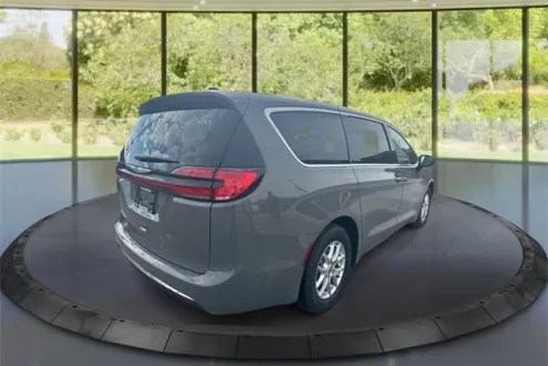 2025 Chrysler Pacifica photo 3