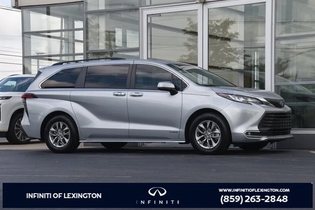 2021 Toyota Sienna XLE photo 1
