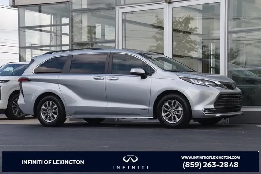 2021 Toyota Sienna XLE photo 1