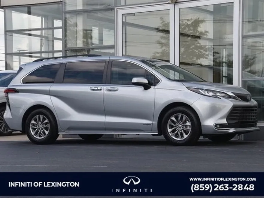 2021 Toyota Sienna XLE photo 1