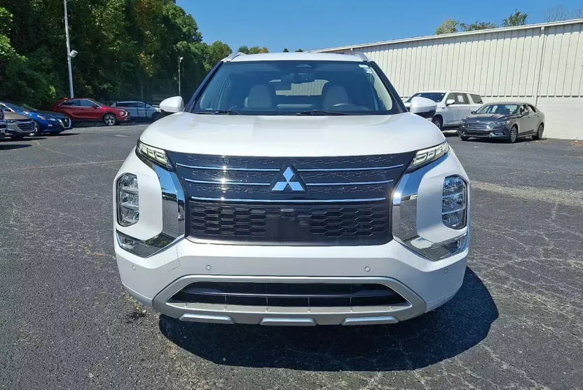 2023 Mitsubishi Outlander SEL photo 1
