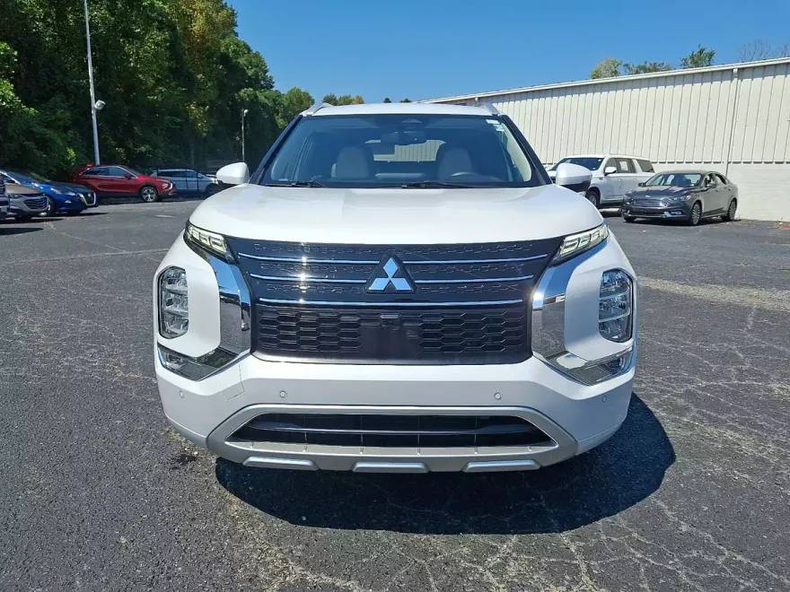 2023 Mitsubishi Outlander SEL photo 1