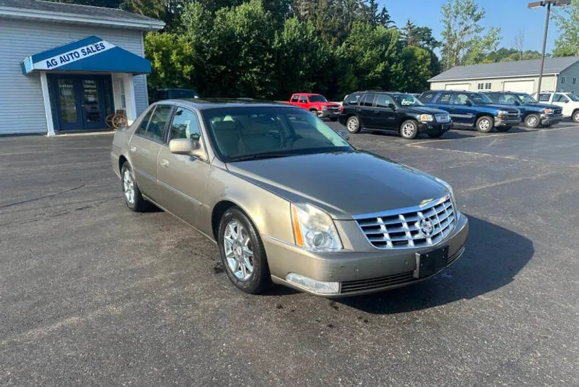 2011 Cadillac DTS Luxury photo 1