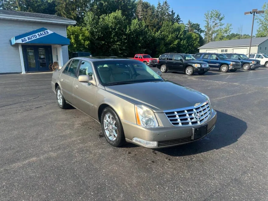 2011 Cadillac DTS Luxury photo 1