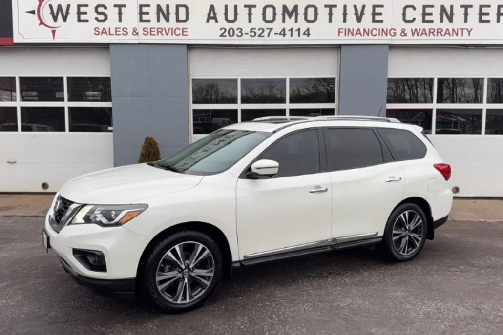 2017 Nissan Pathfinder Platinum photo 1