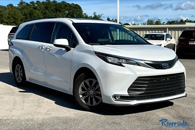 2023 Toyota Sienna XLE photo 1