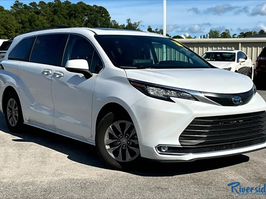 2023 Toyota Sienna XLE photo 1