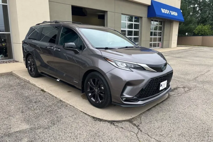 2021 Toyota Sienna XSE photo 1