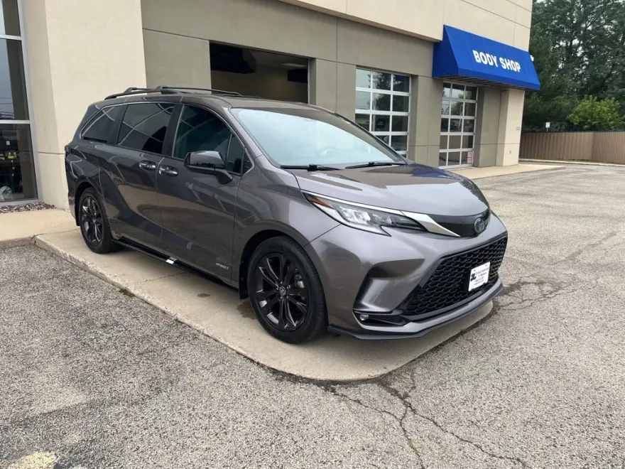 2021 Toyota Sienna XSE photo 1