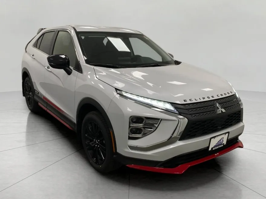 2024 Mitsubishi Eclipse Cross LE photo 1